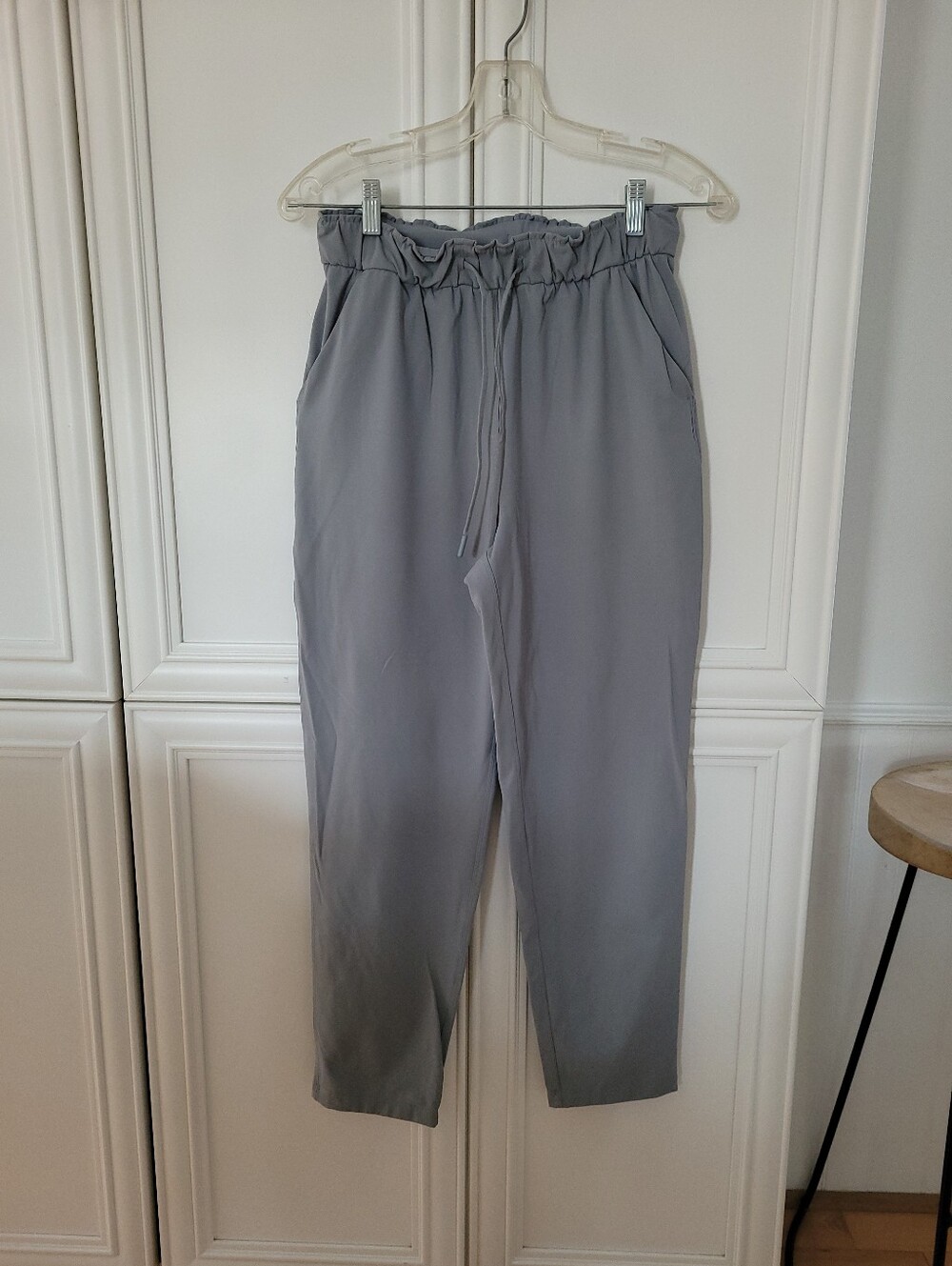 LULULEMON ON THE FLY LIGHT GREY PANTS SZ 6 LIKE NEW